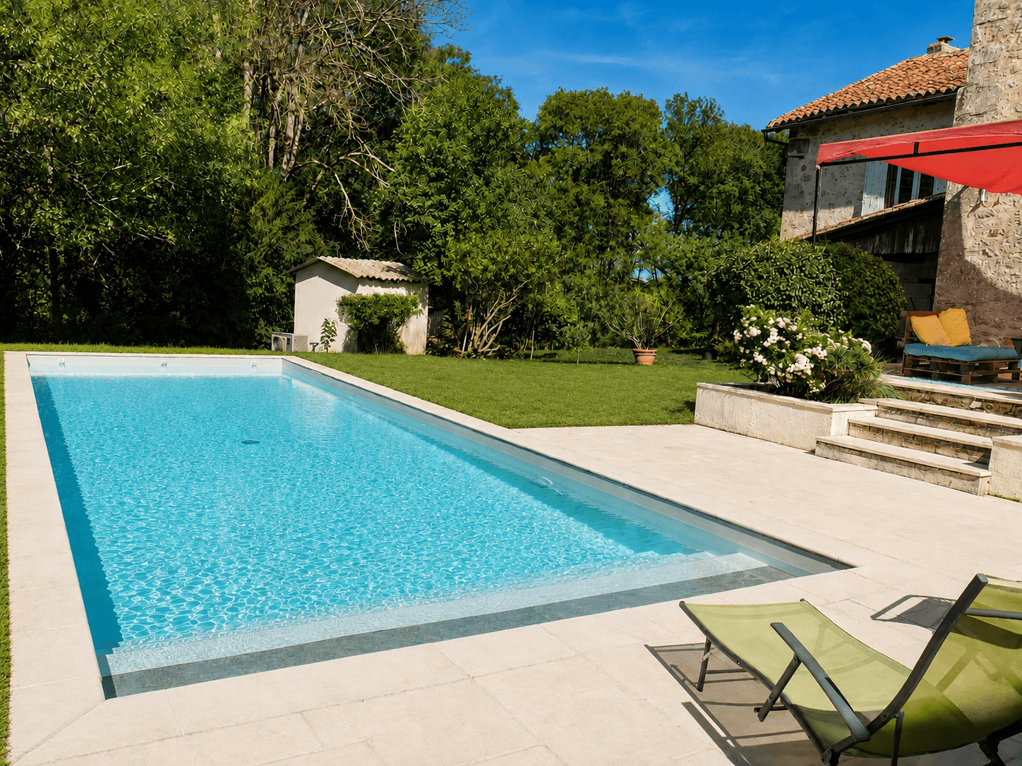 La piscine chauffée, les bains de soleil et la terrasse