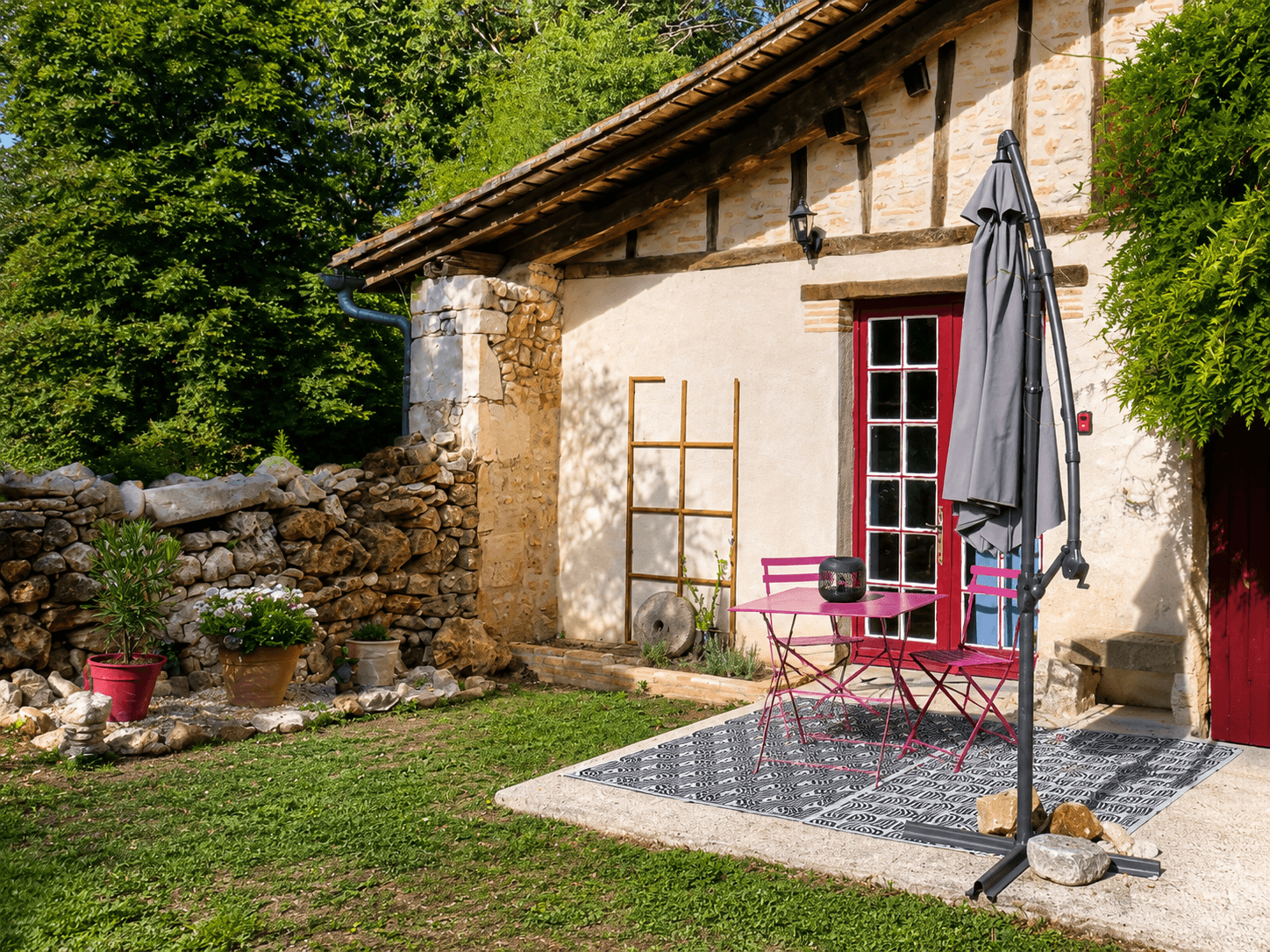 Terrasse dédiée au gîte, à l’ombre de la glycine