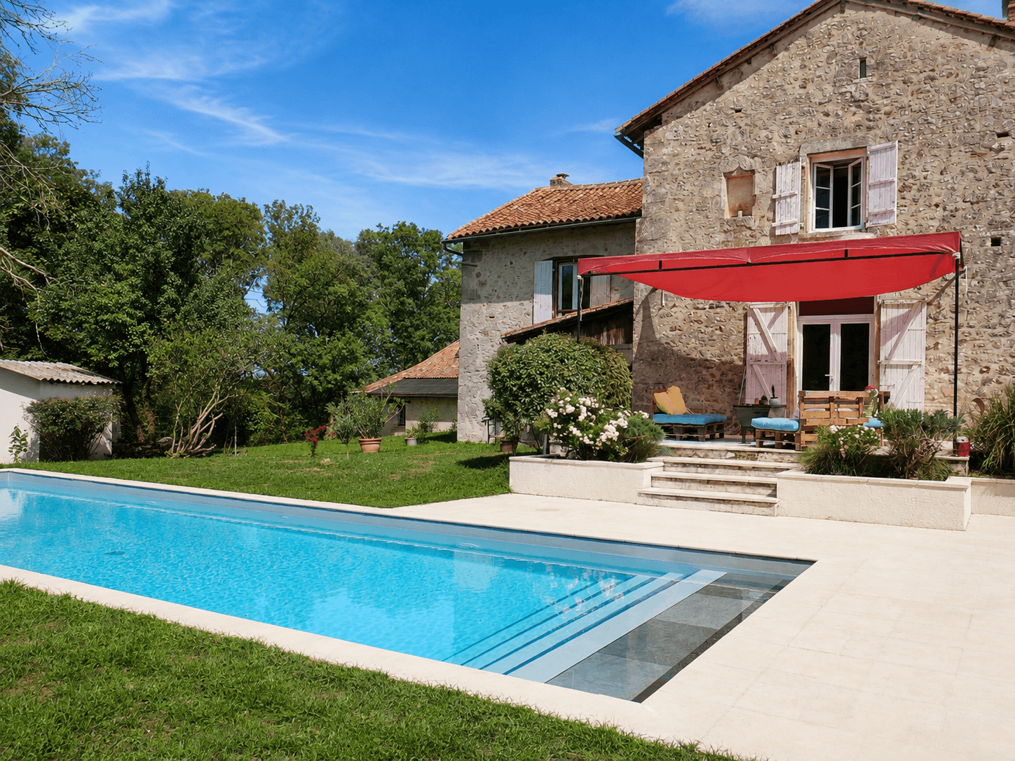 La piscine chauffée et le jardin de L’Instant Suspendu